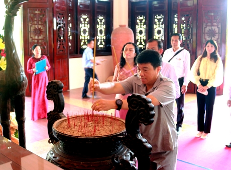 Ông Y Thanh Hà Niê K’đăm dâng hương tưởng nhớ Chủ tịch HĐBT Phạm Hùng.