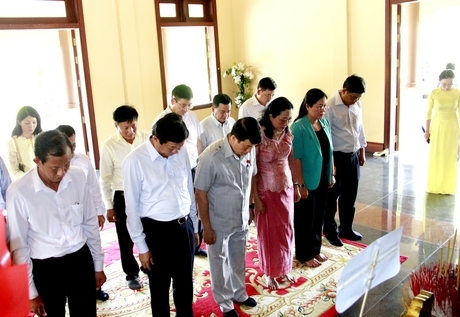 Đoàn dành phút mặc niệm tưởng nhớ công lao to lớn của Thủ tướng Chính phủ Võ Văn Kiệt đối với sự nghiệp cách mạng của dân tộc.