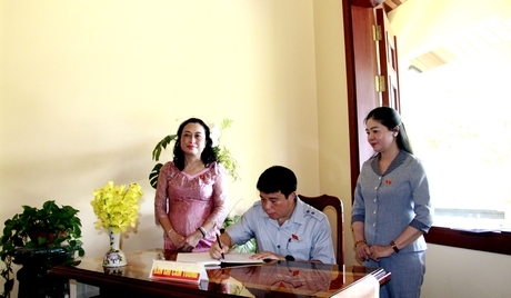 Ông Y Thanh Hà Niê K’đăm ghi cảm tưởng tại Khu lưu niệm Thủ tướng Chính phủ Võ Văn Kiệt.