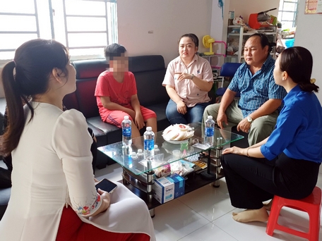 Ban Giám hiệu Trường THCS Lộc Hòa đến thăm gia đình học sinh bị ảnh hưởng do“bom thối”.