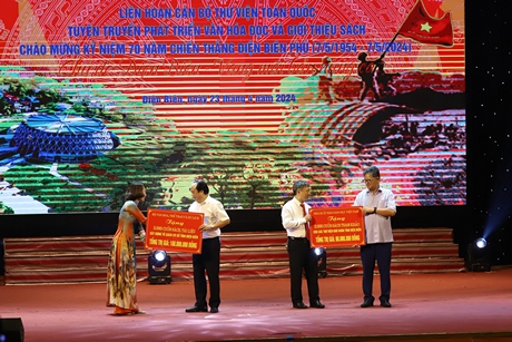 Bộ Văn hóa-TT-DL và NXB Giáo dục Việt Nam tặng sách xây dựng tủ sách cơ sở tỉnh Điện Biên.