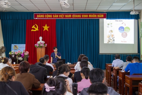 Bác sĩ CKII Lê Thị Tuyết Nhung- Chi Cục trưởng Chi cục An toàn vệ sinh thực phẩm triển khai, phổ biến kiến thức chuyên môn cho cơ sở sản xuất, chế biến, kinh doanh trà sữa.