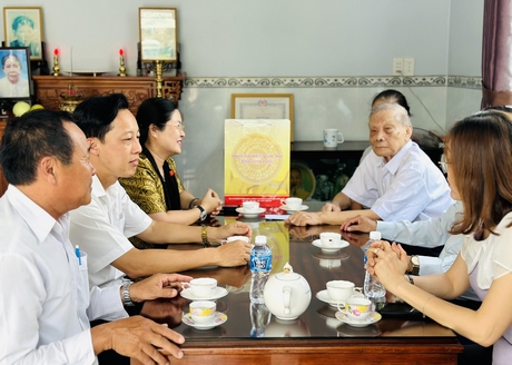 Đoàn Đại biểu Quốc hội đơn vị tỉnh Vĩnh Long thăm, tặng quà ông Phạm Văn Thoại (Phường 2, TP Vĩnh Long).