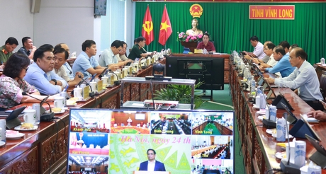 Chủ tịch UBND tỉnh- Lữ Quang Ngời và đại biểu dự phiên họp tại điểm cầu tỉnh Vĩnh Long.