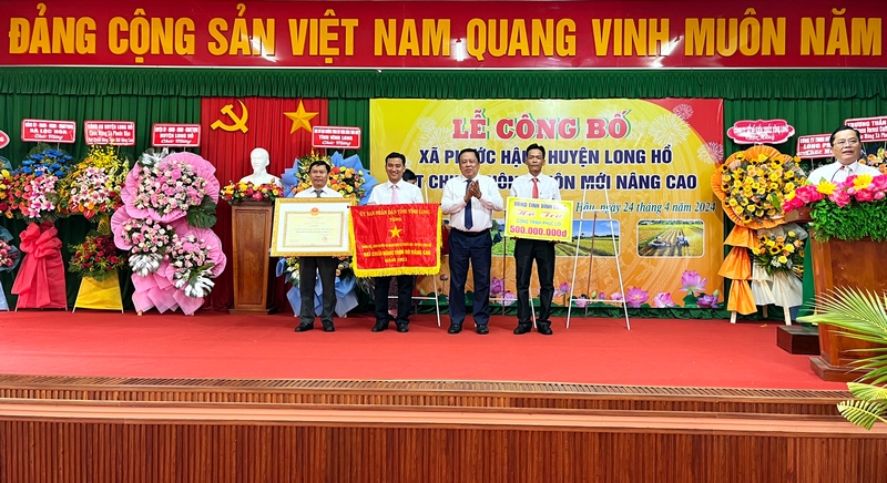 Ông Nguyễn Văn Liệt- Phó Chủ tịch UBND tỉnh trao bằng công nhận xã Phước Hậu đạt chuẩn NTM nâng cao, cờ thi đua cấp tỉnh và hỗ trợ công trình phúc lợi trị giá 500 triệu đồng.