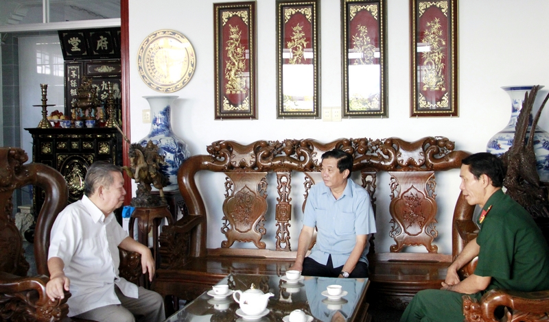  Bí thư Tỉnh ủy- Bùi Văn Nghiêm đến thăm đồng chí Nguyễn Văn Quân.