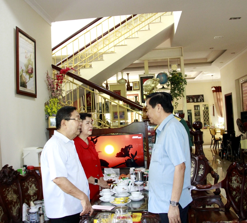  Bí thư Tỉnh ủy- Bùi Văn Nghiêm đến thăm đồng chí Trương Văn Sáu.