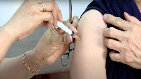 Tiêm vaccine phòng dại tại Trung tâm Kiểm soát bệnh tật tỉnh Vĩnh Long.
