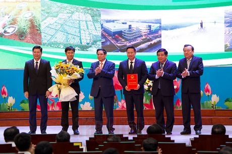  Thủ tướng Chính phủ Phạm Minh Chính tặng hoa chúc mừng tỉnh Tây Ninh và chụp hình lưu niệm cùng lãnh đạo Tỉnh ủy, UBND tỉnh