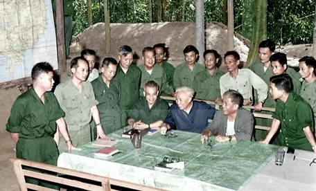 Đồng chí Phạm Hùng (người ngồi đầu bên phải) cùng các đồng chí trong Bộ Chỉ huy Chiến dịch Hồ Chí Minh tháng 4/1975. Ảnh: TL