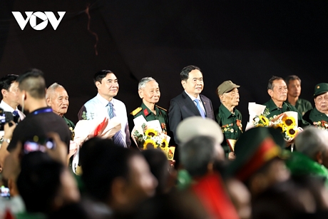 Lãnh đạo Đảng, Nhà nước đã tặng hoa và kỷ niệm chương cho các cựu chiến sĩ Điện Biên, thanh niên xung phong, dân công hỏa tuyến…