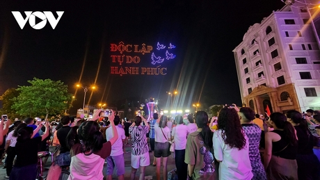 Bầu trời phía trên tượng đài Chiến thắng ở thành phố Điện Biên Phủ được thắp sáng bởi hàng trăm chiếc drone light.