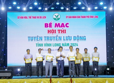 BTC trao giải A toàn đoàn cho huyện Tam Bình và Mang Thít.