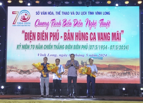 Giám đốc Sở Văn hóa-TT-DL Vĩnh Long trao hoa cảm ơn cho đại diện Trung tâm Văn hóa Nghệ thuật Vĩnh Long, An Giang và Hậu Giang.