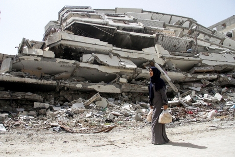 Đống đổ nát của một ngôi nhà bị phá hủy trong cuộc tấn công quân sự của Israel. Ảnh: Reuters