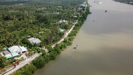 Đê bao sông Măng Thít hoàn thành giúp người dân trữ ngọt ngăn mặn, đường giao thông nông thôn thông suốt, thuận tiện cho việc vận chuyển nông sản. Ảnh: TẤN TÂN