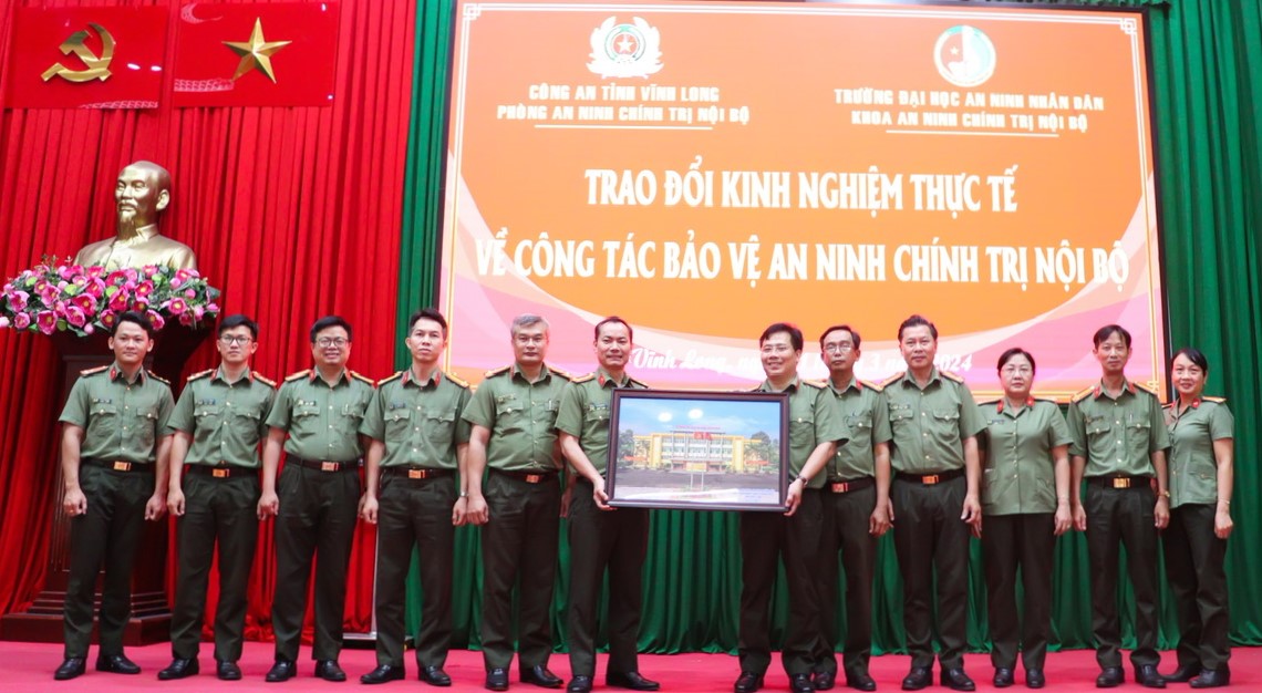 Lực lượng An ninh chính trị nội bộ tiếp tục thi đua lập thành tích, giữ vững niềm tin vào Đảng, vào chế độ xã hội chủ nghĩa.