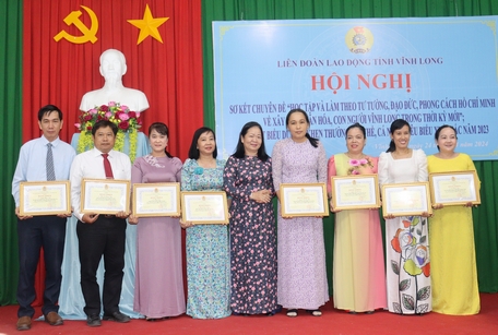 Biểu dương, khen thưởng các cá nhân có thành tích tiêu biểu xuất sắc trong việc học tập và làm theo tư tưởng, đạo đức, phong cách Hồ Chí Minh năm 2023.