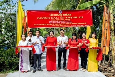 Đại diện chính quyền địa phương, Hội Chữ thập đỏ tỉnh và nhà tài trợ cắt băng khánh thành.