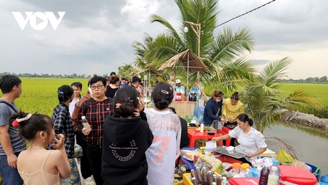 Chợ đồng quê đã thu hút hàng ngàn người dân đến tham quan, check in và thưởng thức ẩm thực