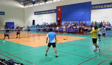 Các VĐV tranh tài môn cầu lông.