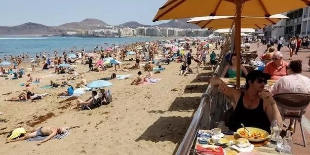 Bãi biển Las Palmas, trên đảo Gran Canary quá tải bởi khách du lịch - Ảnh: La Tribune