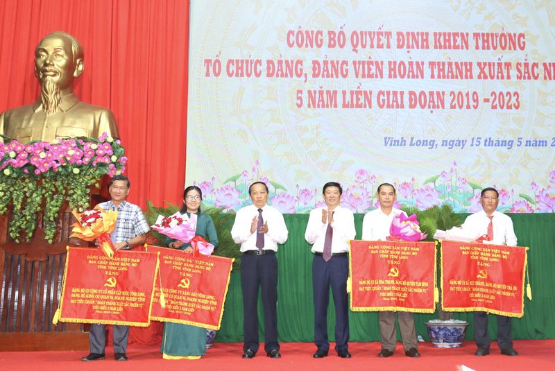 Ban Thường vụ Tỉnh ủy tặng cờ cho 4 tổ chức cơ sở đảng hoàn thành xuất sắc nhiệm vụ tiêu biểu 5 năm liền.
