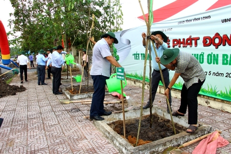 Các đại biểu trồng cây tại xã Trung Hiệp.