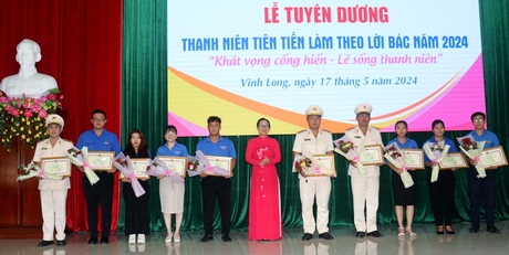 Bà Nguyễn Thị Quyên Thanh- Phó Chủ tịch UBND tỉnh trao bằng khen của UBND tỉnh cho các thanh niên tiên tiến làm theo lời Bác.
