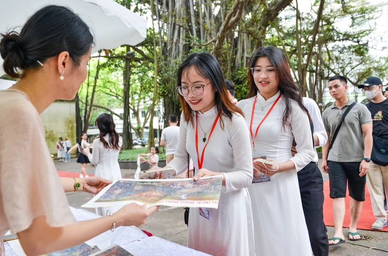 Báo Nhân Dân in thêm 100.000 bản phụ san tranh panorama tặng bạn đọc. (Ảnh: THẾ ĐẠI)