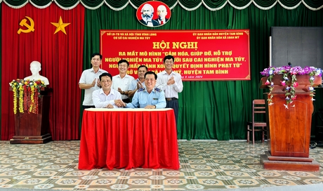 Lãnh đạo Cơ sở Cai nghiện ma túy tỉnh và UBND xã Loan Mỹ ký kết kế hoạch liên tịch triển khai thực hiện mô hình.