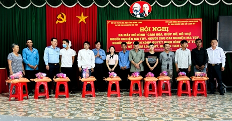  Nhà hảo tâm trao 10 phần quà cho 10 người tham gia mô hình thí điểm đầu tiên.