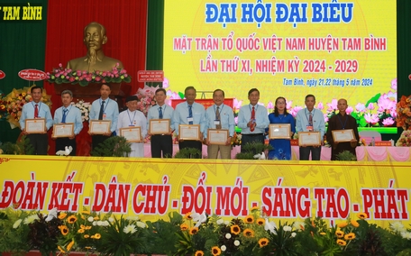 Khen thưởng 11 tập thể và 10 cá nhân có thành tích xuất sắc trong tác mặt trận giai đoạn 2019 -2024.