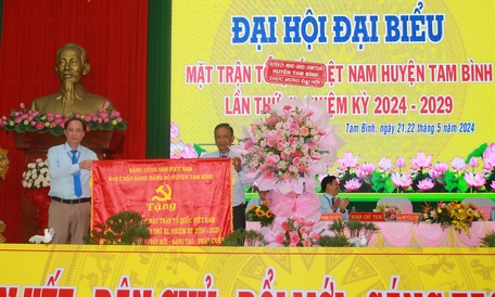 Ông Trần Xuân Thiện- Tỉnh ủy viên, Bí thư Huyện ủy Tam Bình tặng bức trướng chúc mừng đại hội.