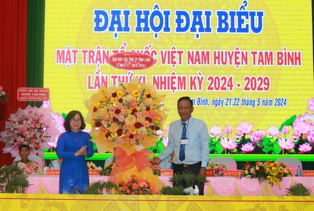Bà Nguyễn Thị Minh Hạnh- Ủy viên Thường vụ Tỉnh ủy, Trưởng Ban Dân vận Tỉnh ủy tặng lẵng hoa chúc mừng đại hội.