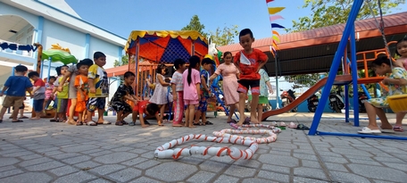 Cảnh quan trường lớp được đầu tư khang trang, giáo viên ân cần chu đáo đã tạo cho trẻ môi trường học tập vui vẻ, linh hoạt.