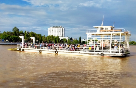 Tàu, phà đi trên sông lớn, khi thấy mưa, giông sắp kéo đến thì phải nhanh chóng trở vào bờ tránh lốc xoáy.