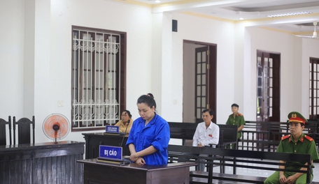  Bị cáo Đinh Thị Tuyết Hạnh (đứng) nghe HĐXX tuyên án.