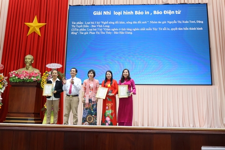  Nhà báo Xuân Tươi, Tuyết Hiền- Báo Vĩnh Long nhận giải Nhì giải Báo chí ĐBSCL thể loại báo in- báo điện tử.