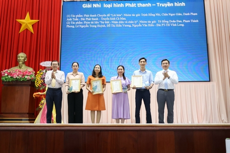  Nhóm tác giải Đài Phát thanh và Truyền hình Vĩnh Long nhận giải Nhì giải Báo chí ĐBSCL thể loại phát thanh- truyền hình.