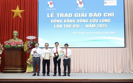 BTC tặng hoa cảm ơn nhà tài trợ là Ngân hàng Nông nghiệp- PTNT Việt Nam (Agribank)– Văn phòng Đại diện Agribank khu vực miền Nam.
