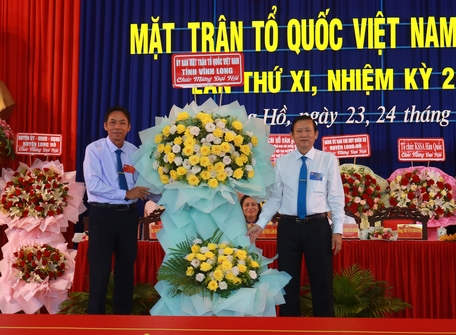 Chủ tịch Ủy ban MTTQ Việt Nam tỉnh- Hồ Văn Huân tặng hoa chúc mừng đại hội.