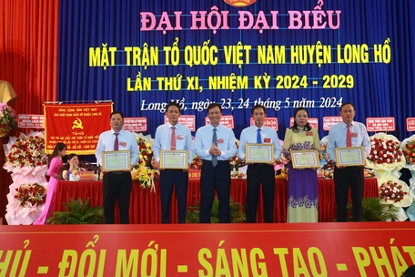 Ông Trần Ngọc Bá Nhân- Tỉnh ủy viên, Bí thư Huyện ủy Long Hồ khen thưởng các tập thể tiêu biểu trong công tác mặt trận nhiệm kỳ qua.