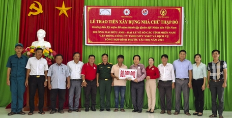 Hộ dân tại huyện Vũng Liêm nhận tiền hỗ trợ xây nhà chữ thập đỏ.