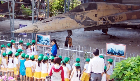 Tham quan, tìm hiểu các máy bay được Mỹ sử dụng trong chiến tranh ở Việt Nam trưng bày tại Bảo tàng Vĩnh Long.