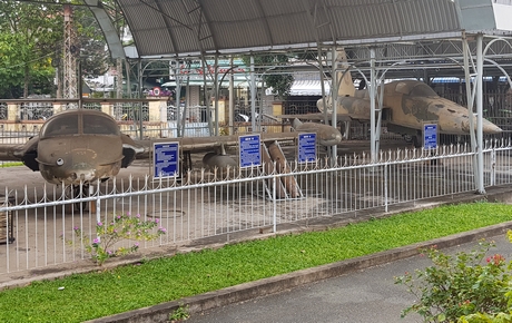 Hàng rào tại khu trưng bày máy bay của Bảo tàng Vĩnh Long hiện nay làm cho khách tham quan khó tiếp cận hiện vật trưng bày cũng như đọc rõ các bảng thuyết minh.Ảnh: TRẦN THẮNG (TP Vĩnh Long)