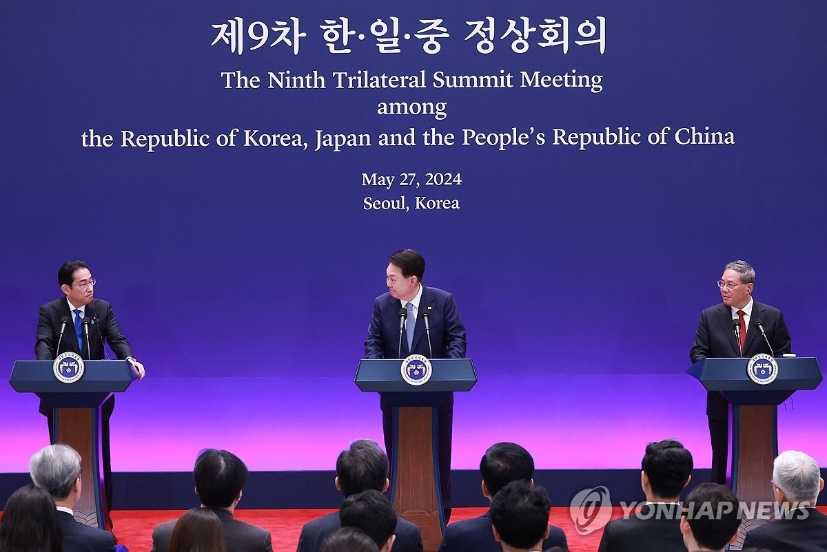 Từ trái sang: Thủ tướng Nhật Bản Fumio Kishida, Tổng thống Hàn Quốc Yoon Suk Yeol và Thủ tướng Trung Quốc Lý Cường tại họp báo sau hội nghị thượng đỉnh 3 bên, ngày 27/5/2024. Ảnh: Yonhap