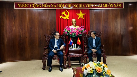 Phó Chủ tịch Thường trực UBND tỉnh Vĩnh Long Đặng Văn Chính (bên phải) tiếp Tổng Lãnh sự Lào tại TP Hồ Chí Minh đến chào xã giao.
