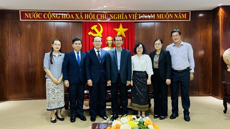 Lãnh đạo UBND tỉnh Vĩnh Long và đoàn công tác Tổng Lãnh sự Lào chụp hình lưu niệm.