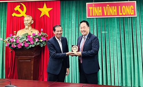 Ông Đặng Văn Chính- Phó Chủ tịch Thường trực UBND tỉnh tặng quà lưu niệm cho ông Hong Sun- Chủ tịch Hiệp hội Doanh nghiệp Hàn Quốc tại Việt Nam.